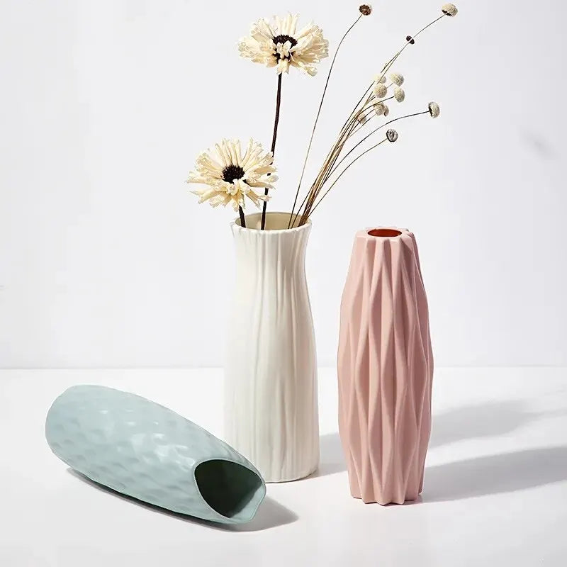 This one-piece plastic vase embodies simple, yet sophisticated elegance for displaying flowers