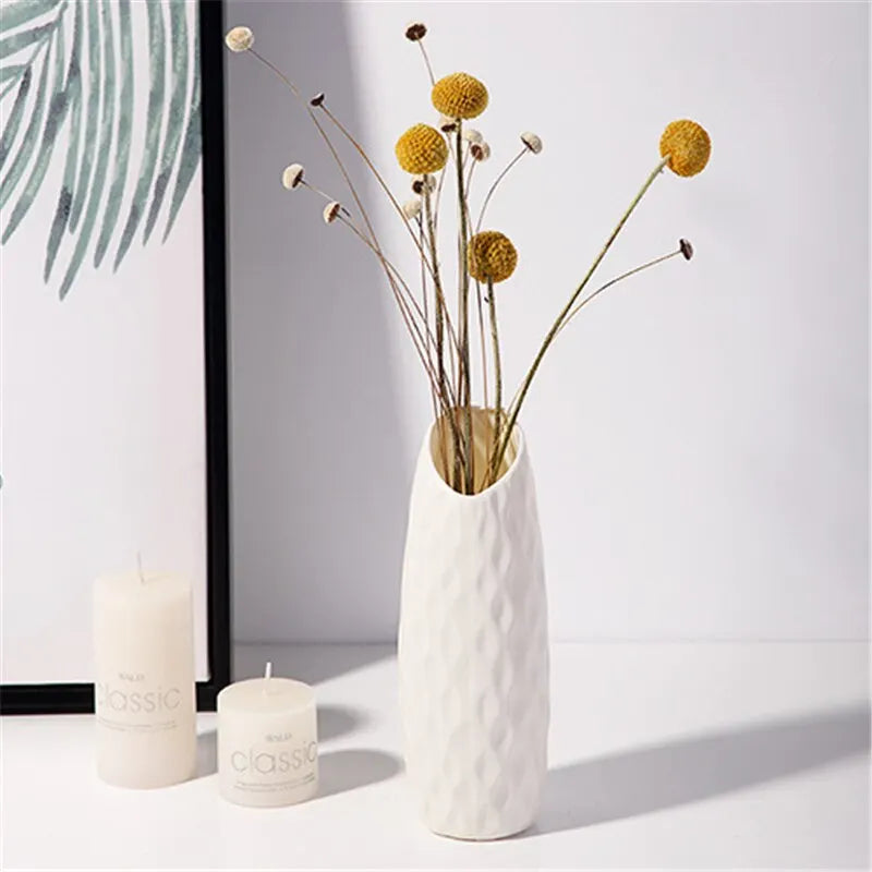 This one-piece plastic vase embodies simple, yet sophisticated elegance for displaying flowers