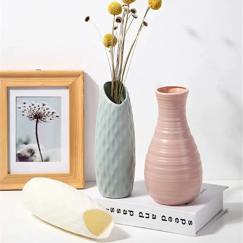 This one-piece plastic vase embodies simple, yet sophisticated elegance for displaying flowers