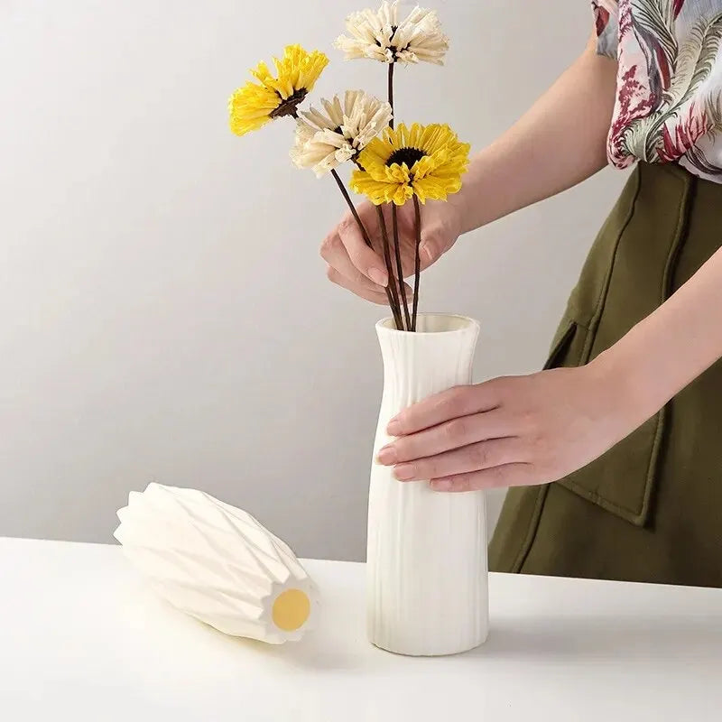 This one-piece plastic vase embodies simple, yet sophisticated elegance for displaying flowers