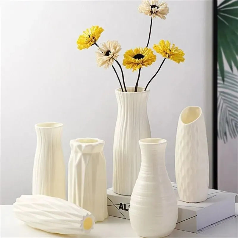 This one-piece plastic vase embodies simple, yet sophisticated elegance for displaying flowers